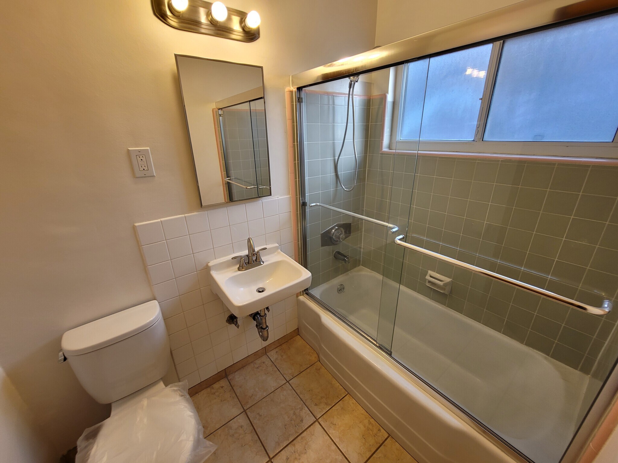 Building Photo - 2360 Walgrove Ave