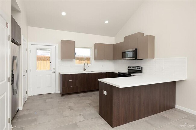 Building Photo - 13 E Iris Ave