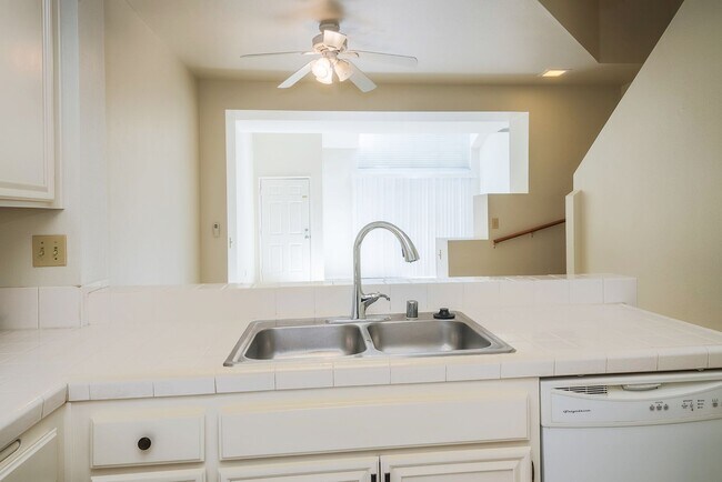 Building Photo - Rancho del Mar Townhomes Near the Temecula...