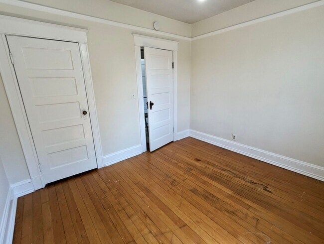 Building Photo - 4 Bed 1.5 Bath 1758sqft - Historic Charm with Renovations and so Much More!