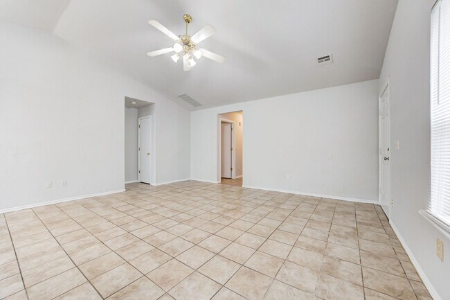 Building Photo - Cute 3BD/2BTH Duplex in Central East Norman!