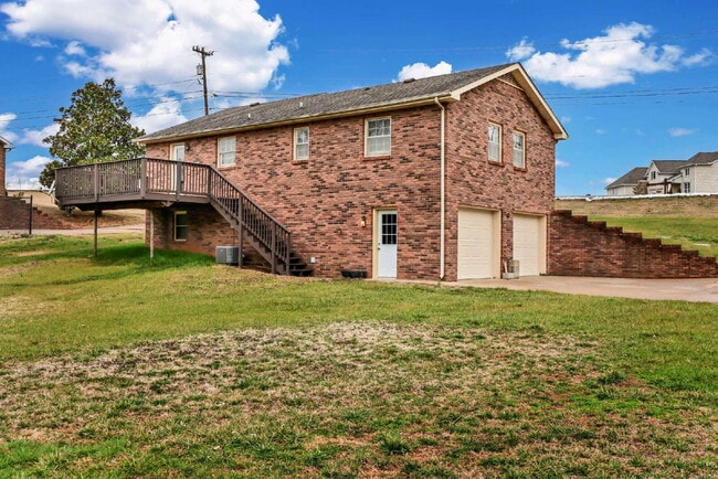 Building Photo - This charming rental in a convenient Clarksville location!