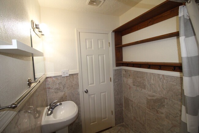 Building Photo - 2000 Alameda St