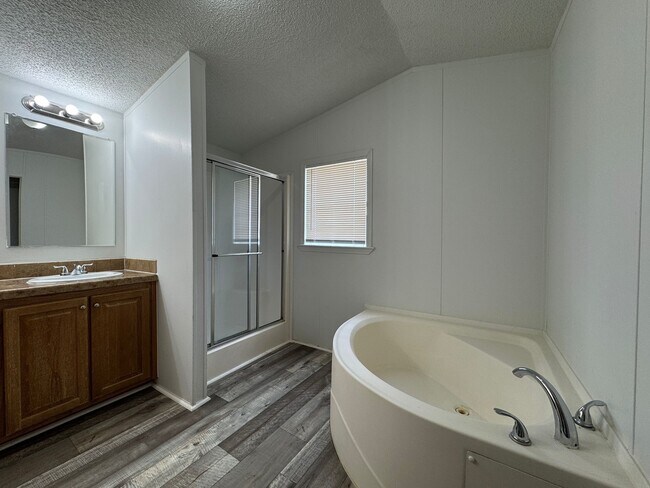 Building Photo - 16206 Wood Dr