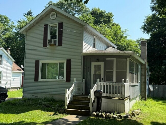 Primary Photo - 820 Hall St