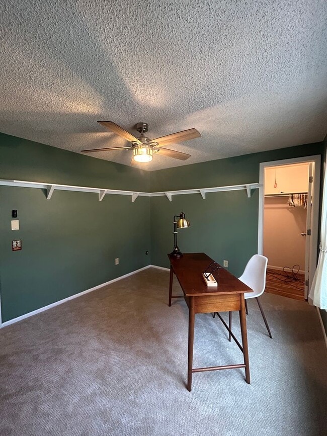 Building Photo - 5 BR/3 1/2 BA in the Desirable Meadowglen Community!!