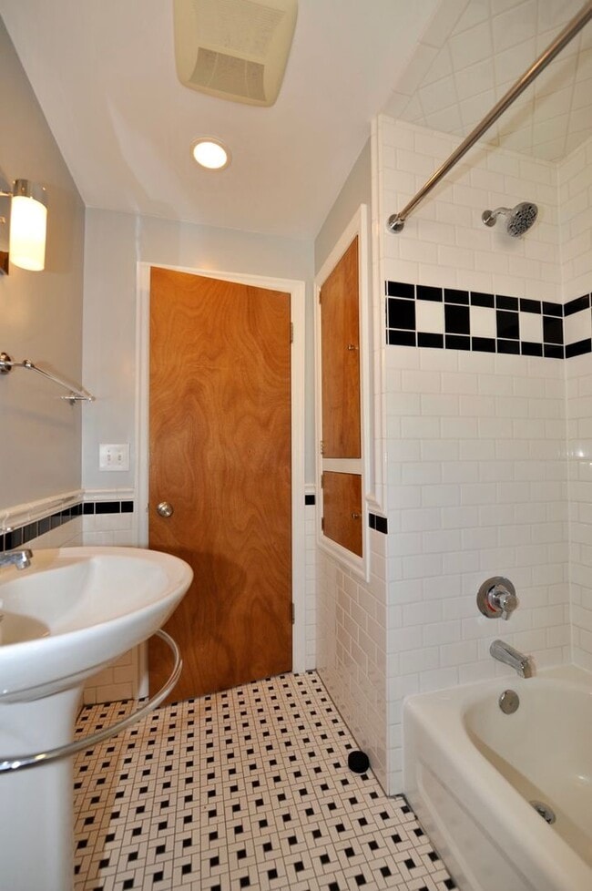 Building Photo - Charming 2 bed 1 bath bungalow with 2nd living room
