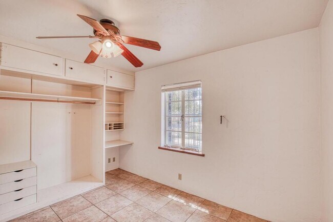 Building Photo - 1304 E Linden St