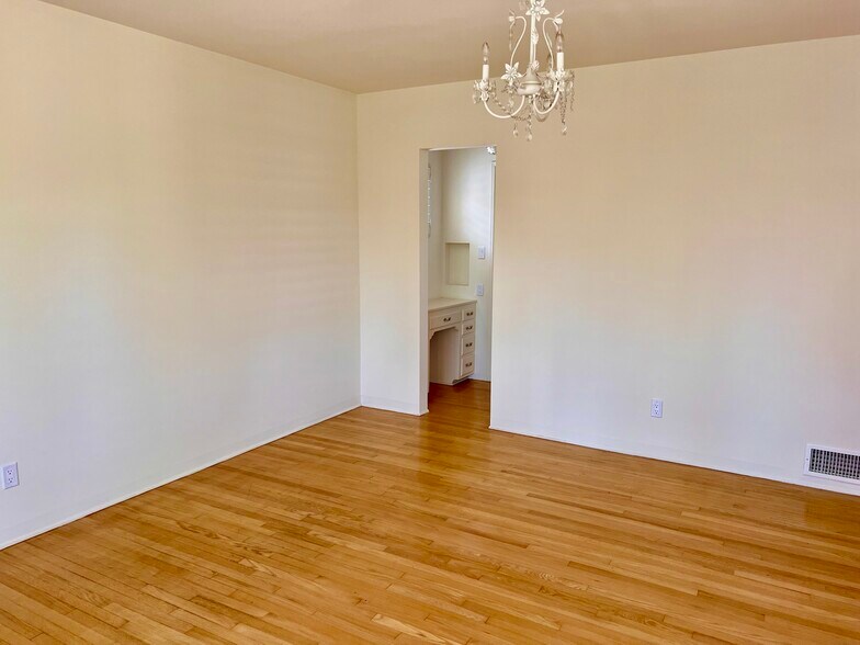 Building Photo - 4211 Ridgeway Dr
