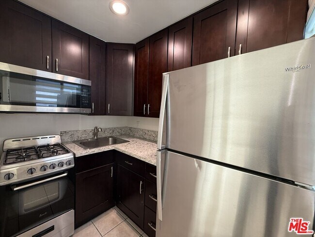 Building Photo - 2400 Vanderbilt Ln