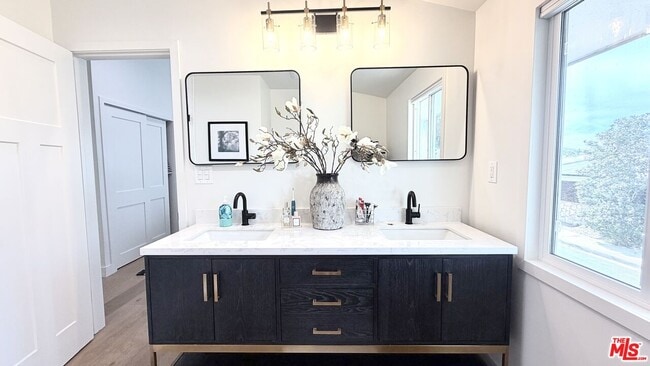 Building Photo - 3852 Sherview Dr