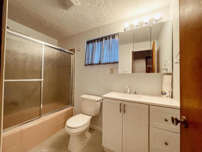 Building Photo - 528 Cypress Alley