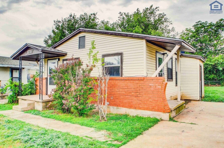 Building Photo - 1757 SW 13th St