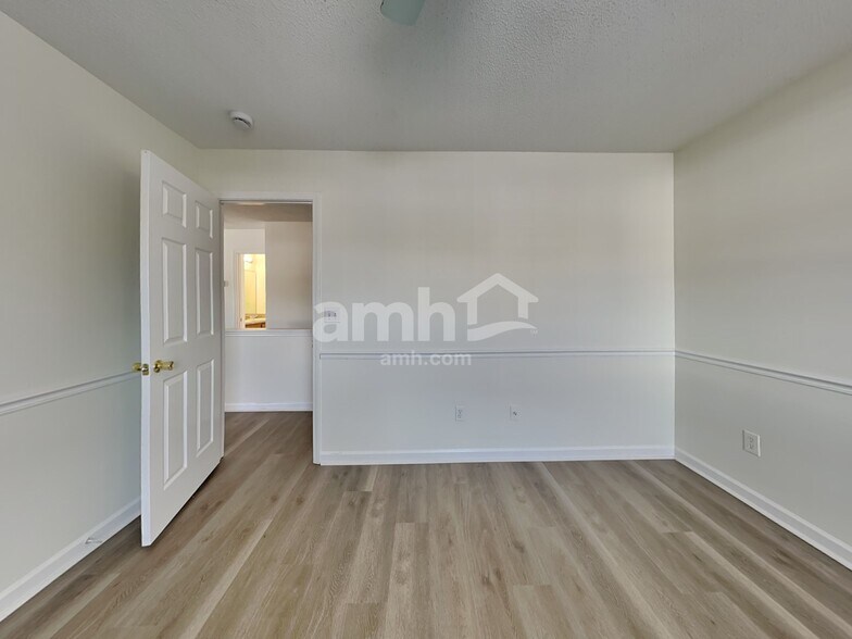 Building Photo - 611 Westbury Way