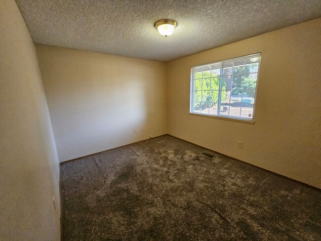 Building Photo - Roomy Ranch in Gladstone