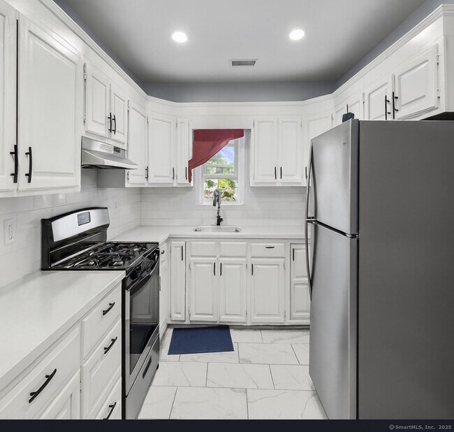 Primary Photo - 597 Newfield Ave
