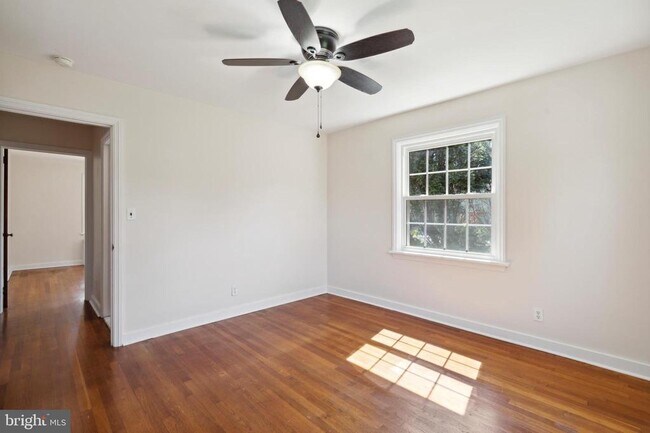 Building Photo - 10 Lloyd Ave