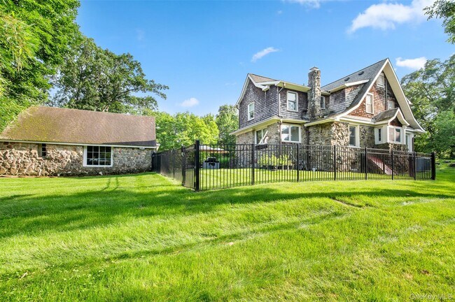 Building Photo - 424 Storms Rd