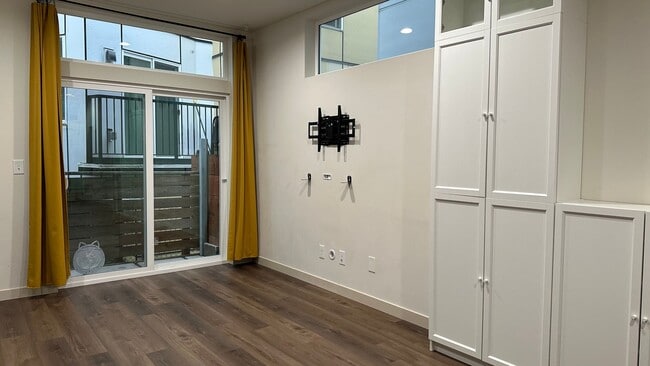 Building Photo - 1803 20th Ave