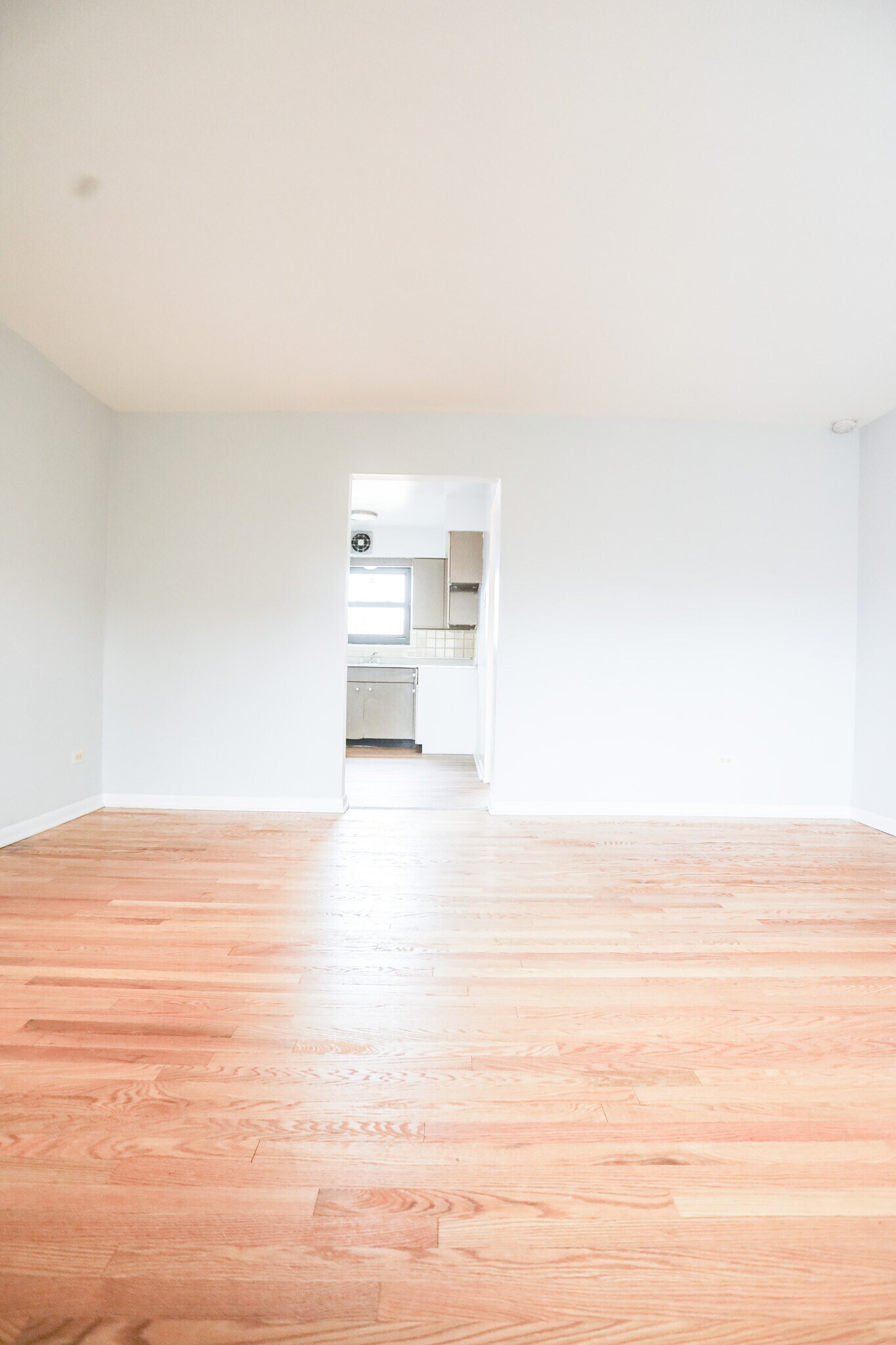 Building Photo - 2555 W Catalpa Ave