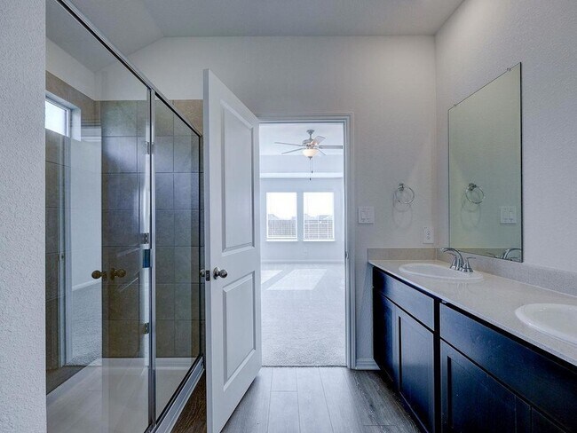 Building Photo - 112 Holmby Dr