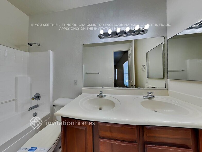 Building Photo - 5904 W Wood St