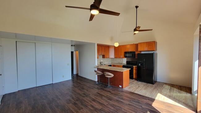 Building Photo - Unique 2 bedroom 1 bath in the Makaha vall...