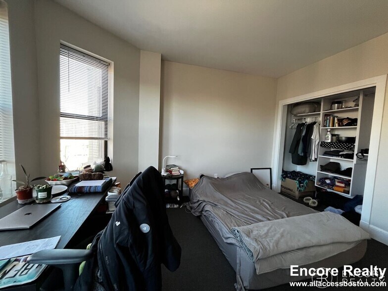 Building Photo - 822 Beacon St