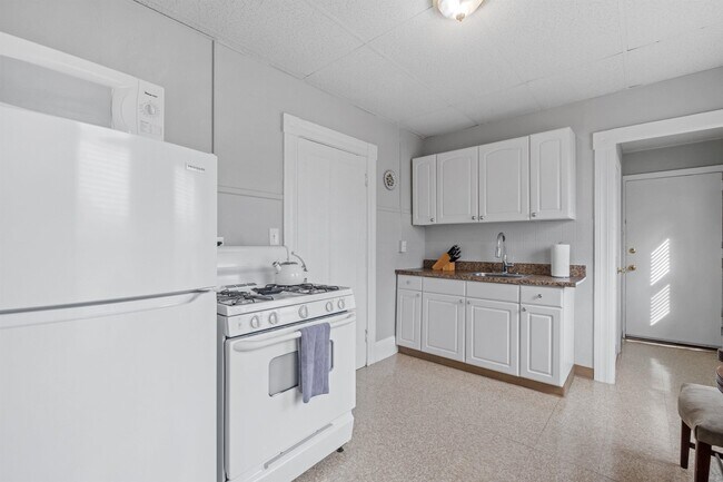 Building Photo - 792 Grove St