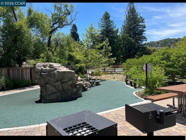 Building Photo - 777 Country Club Dr