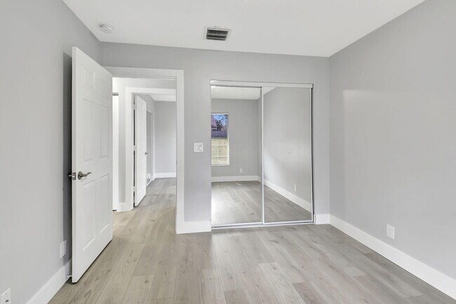 Building Photo - 915 Sunflower Ave
