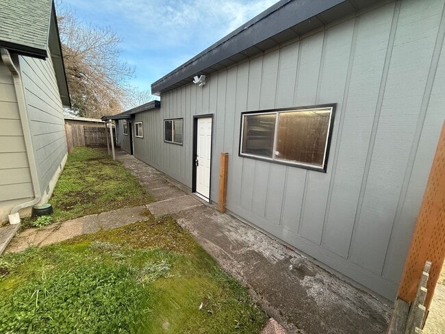 Building Photo - Studio apartment with a large garage in Eugene!