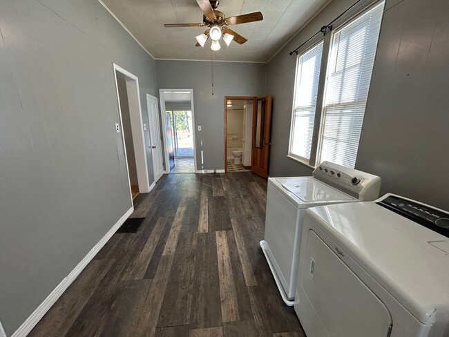 Building Photo - Nice-sized 3-bedroom 1-bath home with a la...