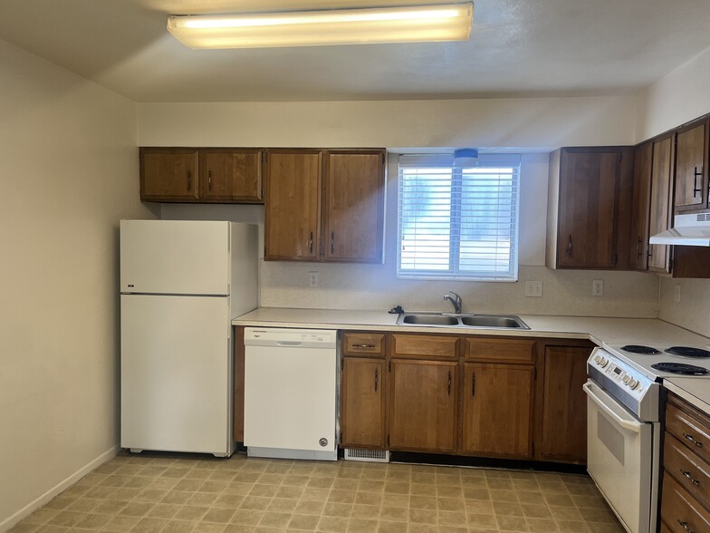 Kitchen - 157 E 850 S