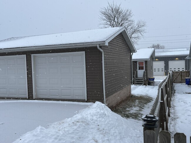 Building Photo - 120 Railroad St