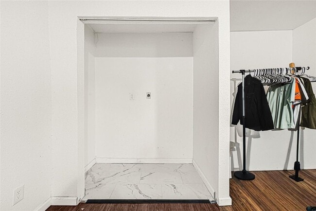 Building Photo - 2126 Hillshire Dr