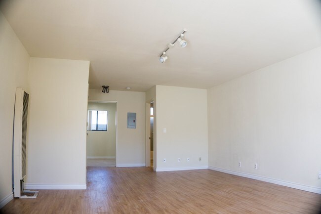 Primary Photo - 526 Illinois St