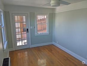 Building Photo - This Charming 1 Bed/1 Bath is All You!