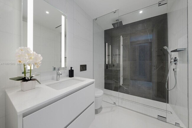 Building Photo - 300 Biscayne Blvd Way