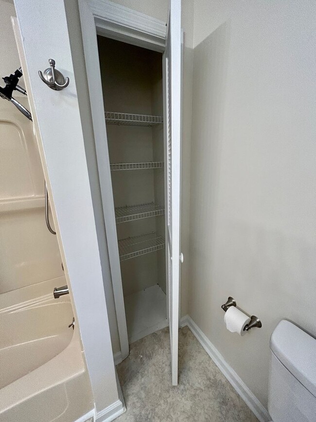 Building Photo - Weaverville - Clean and Tidy! Home Office,...