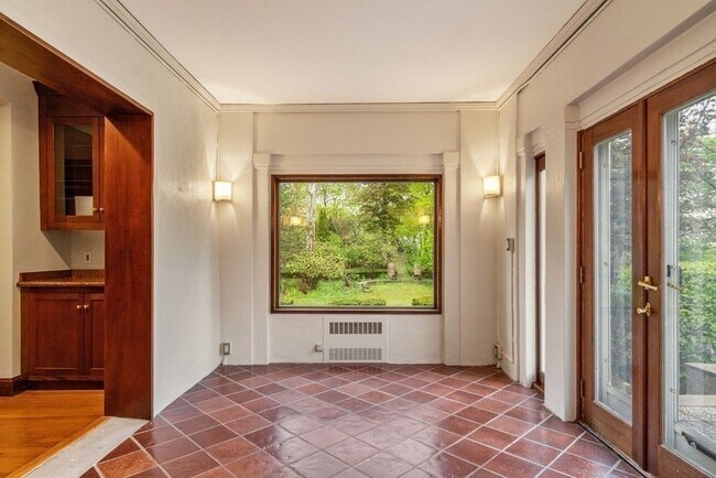 Building Photo - 12 Summit Rd