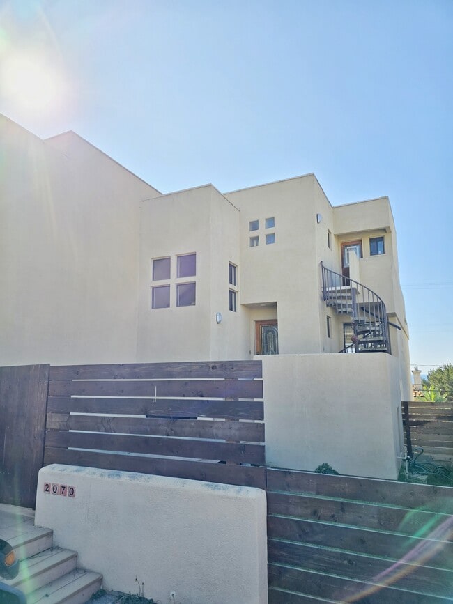 Building Photo - 2070 Oxford Ave