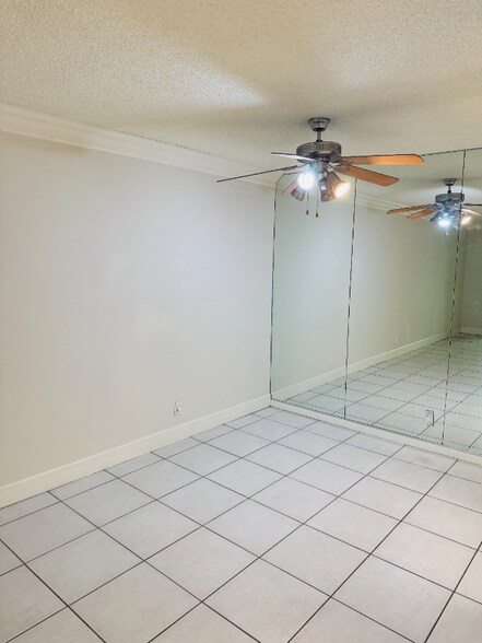 Building Photo - 1527 S Flagler Dr