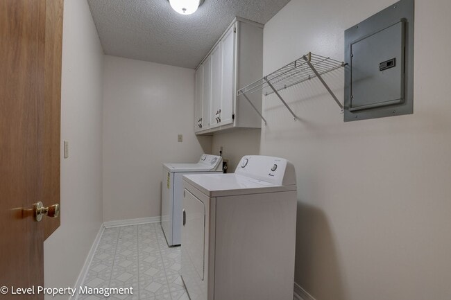 Building Photo - Spanish Fort Duplex Side B 2/1 with Bonus Room