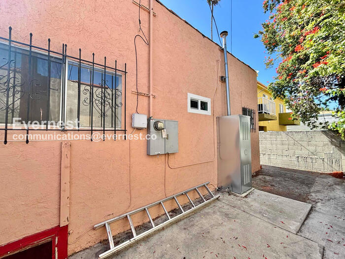 Building Photo - 428 1/2 North Kingsley Drive
