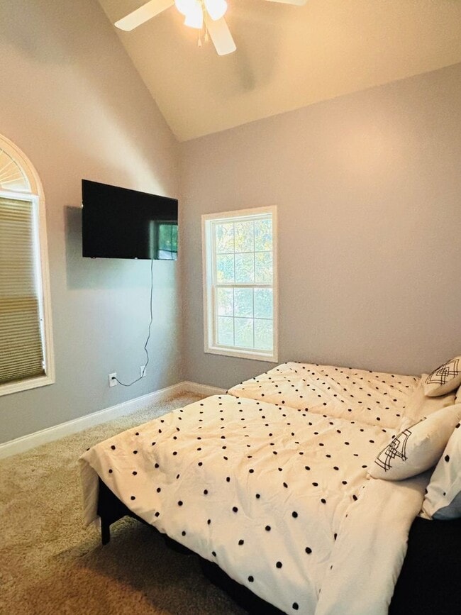 Building Photo - Stunning and spacious 3 bedroom/2 bath