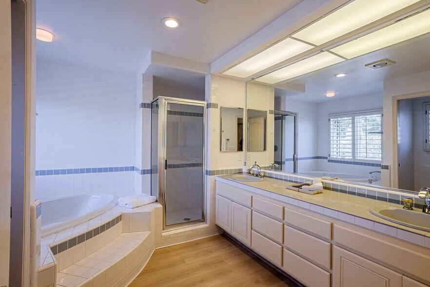 Building Photo - 1651 Fox Springs Cir