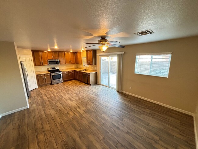 Building Photo - Gorgeous 3Bed/2.5Bath, 2-Story Home located in the SW part of the valley