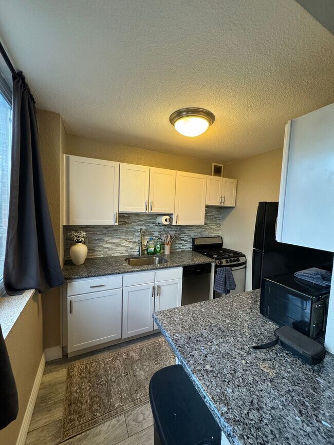 Building Photo - Furnished 1 bedroom 1 bathroom apartment