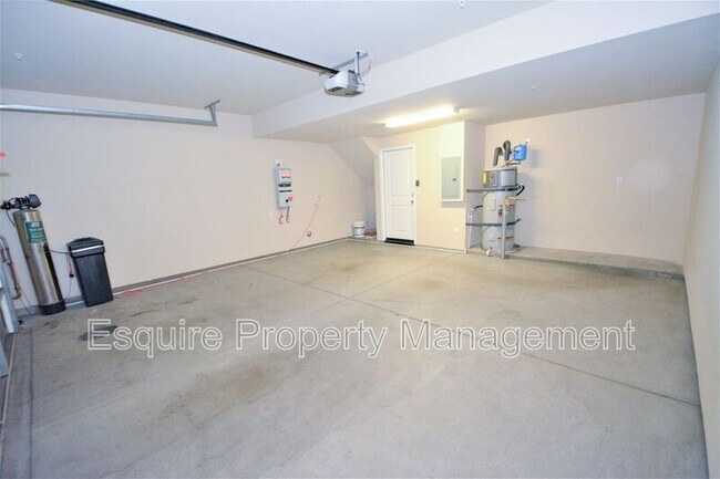 Building Photo - 205 Westpark Ct